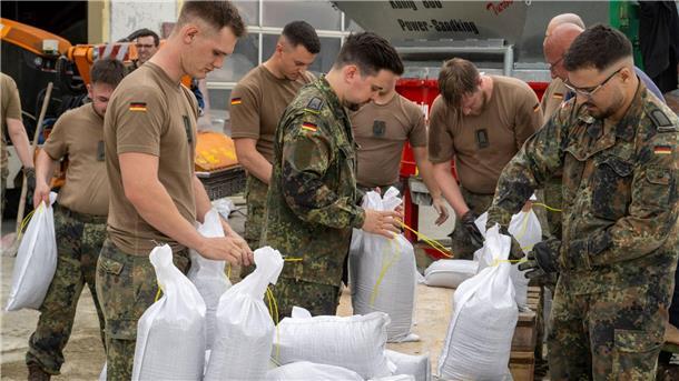 Der Landkreis Dillingen hat die Bundeswehr zur Unterstützung beim Kampf gegen das Hochwasser angefordert.