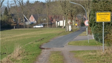 Der Landkreis lenkt ein und gibt seinen Widerstand auf, die Wiese westlich des Brümmerhofer Weges in Bademühlen aus dem Landschaftsschutzgebiet „Untere Bade und Geest“ zu entlassen. 
