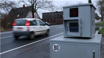 Der Landkreis testet seit Oktober 2019 ein semi-stationäres Geschwindigkeitsmessgerät, das durch sein robustes Aussehen ins Auge springt. Der Blitzer ist in den sozialen Medien als „Bernd“ bekannt, weil seine Kastenform an die Fernsehfigur „Bernd das Brot“ erinnert.