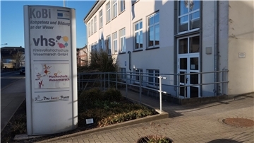 Eingang zur Musikschule Wesermarsch, die in Brake unter einem Dach mit der Kreisvolkshochschule sitzt.