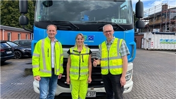 Foto (von links): GIB-Geschäftsführer Hans Conze-Wichmann, Kirstin „Kiki“ Kronschnabel und Björn Thümler vor einem Entsorgungsfahrzeug