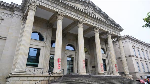 Landtag mit Gaza-Parolen beschmiert – sechs Vermummte Der Landtagsdirektor spricht von einem geplanten und konzentrierten Vorgehen der Täter.