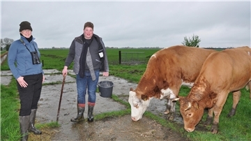 Der Landwirt Niklas Köhne und die Umweltwissenschaftlerin Anika Börries, die im EU-Wiesenvogelschutzgebiet V 65 die Brutpaare zählt.