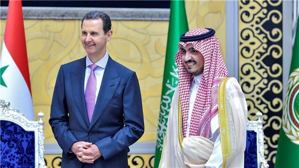Der lange isolierte syrische Präsident Baschar al-Assad (l) ist zum Gipfeltreffen der Arabischen Liga in Saudi-Arabien eingetroffen.