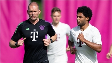 Der langjährige Fitnesschef Holger Broich (l) und die Bayern gehen getrennte Wege.