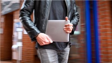 Der Laptop von Elias Rysanek wurde aus der Hochschule Bremerhaven geklaut. Jetzt macht der Student dem Dieb ein Angebot.