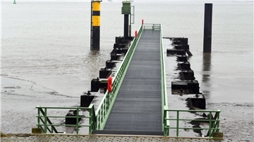 Der Laufsteg auf dem Freilaufkanal zwischen Kaiserhafen und Weser im Bereich des Lohmanndeiches ist wieder geöffnet.
