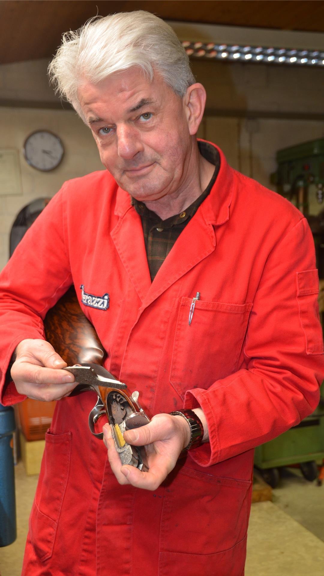 Der Lavenstedter Uwe Wülpern ist Büchsenmacher. In Bremen betreibt der 61-Jährige ein Waffengeschäft, die „Hansa Jagd GmbH“, in der Werkstatt in Lavenstedt seine Werkstatt.
