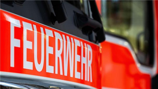 Auffahrunfall an Kreuzung: Fahrer lebensgefährlich verletzt Der lebensgefährlich verletzte Mann musste von der Feuerwehr befreit werden. (Symbolbild)