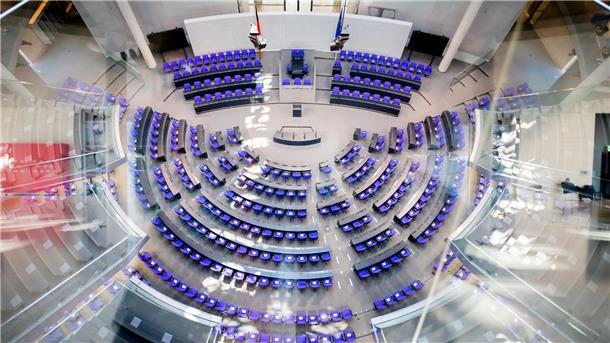 Urteil zur GroKo-Wahlrechtsreform - Wählen „im Blindflug“? Der leere Plenarsaal des Deutschen Bundestages.