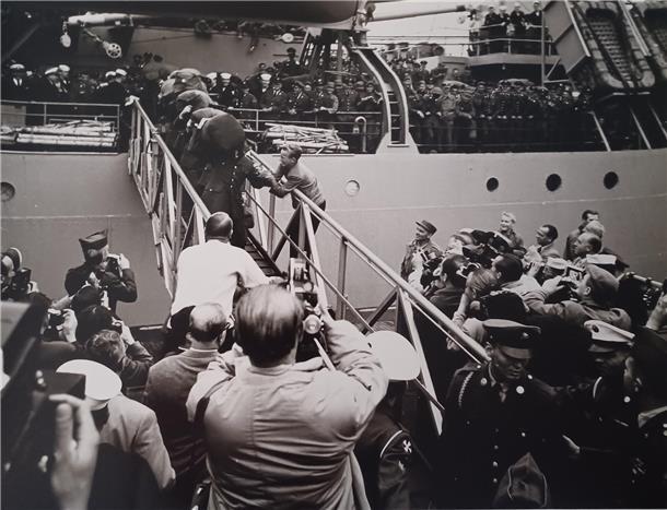 Ein Schwarz-weiß-Foto. Der legendäre Augenblick: Elvis Presley geht in Bremerhaven an Land. An der Gangway klammert Helge Rothenberg für ein Autogramm – er bekam es nicht.