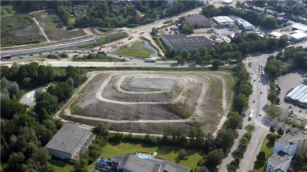 Der Leherheider „Tunnelberg“ soll zur überregional ausstrahlenden Naherholungs-Attraktion zwischen dem Hafentunnel und dem Stadtteil werden. Auf diesem Luftbild der Stadt vom Frühjahr 2021 sind die beiden Wege nach oben bereits zu erkennen, doch die Begrünung des 25 Meter hohen Aussichtsbergs verzögert sich.