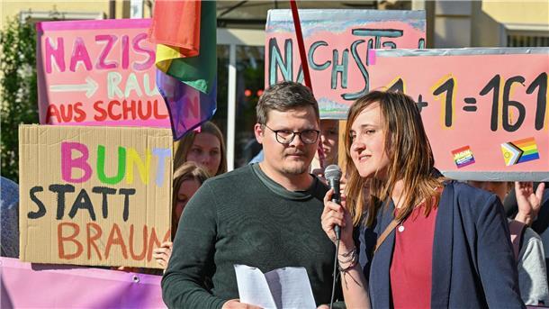 Mehr rechtsextremistische Vorfälle an Schulen in Brandenburg Der Lehrer Max Teske und seine Kollegin Laura Nickel verlassen nach rechten Anfeindungen ihre Schule im Spreewald.