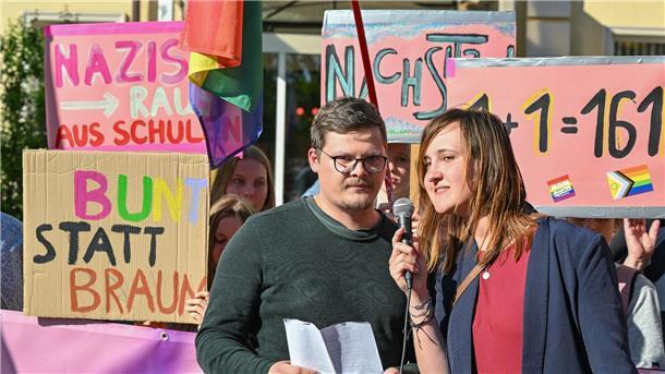 Der Lehrer Max Teske und seine Kollegin Laura Nickel haben einen Brandbrief über rechtsextreme Vorfälle an ihrer Schule veröffentlicht.