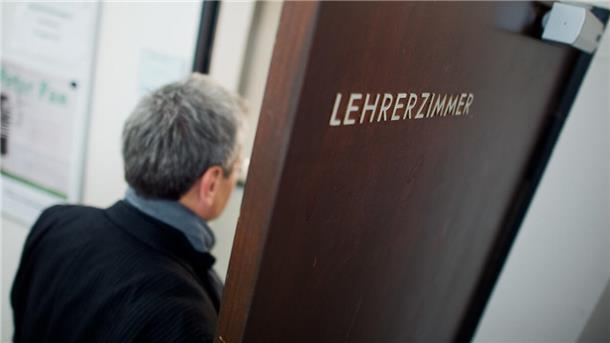 Ein Pädagoge geht ins Lehrerzimmer