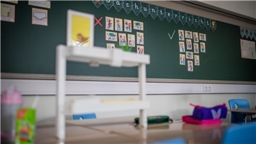 Blick auf Unterrichtsmaterialien im Klassenraum