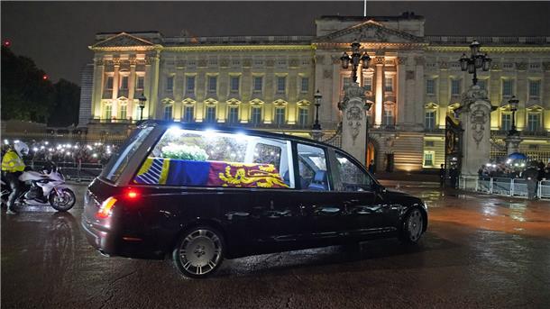 Der Leichenwagen mit dem Sarg von Königin Elizabeth II. kommt im Buckingham Palace an, wo er über Nacht im Bow Room aufbewahrt wird.