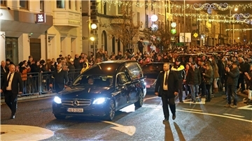 Der Leichenwagen mit dem Sarg von Shane MacGowan fährt nach seiner Beerdigung durch die Nenagh in Irland.