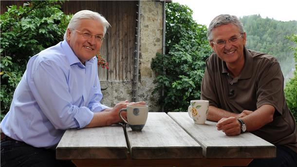 Frank-Walter Steinmeier und Peter Freystehen gemeinsam an einem Tisch.