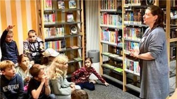 Schüler in der Bibliothek. 