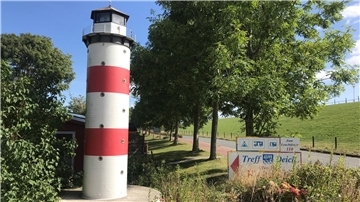 Der Leuchtturm in der Einfahrt zum „Treff am Deich“ in Eckwarderhörne war das Geschenk eines Gastes an die Betreiber.