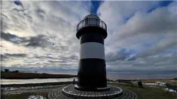 Der Leuchtturm „Kleiner Preuße“ an der Wremer Kutterhafeneinfahrt ist nicht nur ein begehrtes Fotomotiv. Auch bei Brautpaaren ist das Seezeichen sehr beliebt.