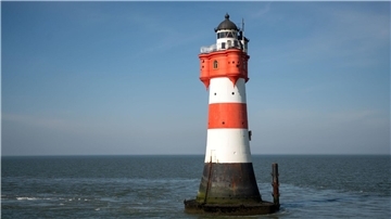 In der Außenweser steht der Leuchtturm Roter Sand.