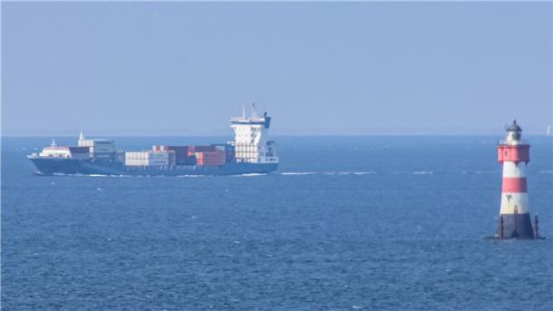 Ein Frachter fährt am Leuchtturm Roter Sand vorbei.