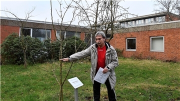 Der Lieblingsort von Helmut Cordes ist ein Apfelbaum, den ihm seine Schulklasse im Jahr 2014 schenkte.