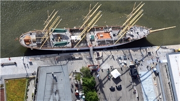 Blick von oben auf das Segelschiff an der kaje