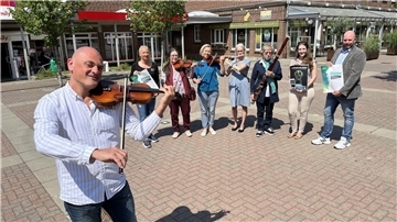 Der Lindenhof wird zur Bühne: Dirigent Peter Vardanian (links) freut sich schon auf den Auftritt des Nordsee-Sinfonieorchesters am 25. Juni.
