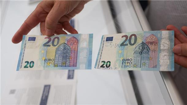 Falschgeld mit den Sinnen erkennen Der linke 20-Euro-Schein ist eine Fälschung - hier fehlen wichtige Sicherheitsmerkmale.