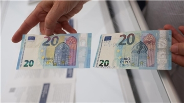 Der linke 20-Euro-Schein ist eine Fälschung - hier fehlen wichtige Sicherheitsmerkmale.