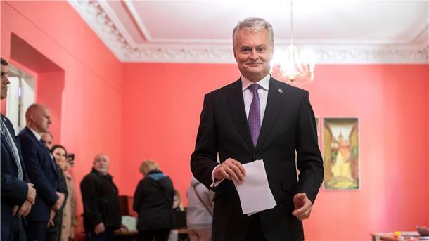 Präsidentenwahl in Litauen - Nauseda klarer Favorit Der litauische Präsidentschaftskandidat Gitanas Nauseda gibt seine Stimme in einem Wahllokal in Vilnius ab.