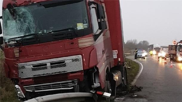 Der Lkw kam nach rechts von der Straße ab.