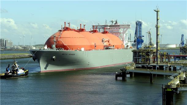 Der LNG-Frachter „Arctic Voyager“ macht auf diesem Foto im Hafen von Rotterdam fest. Etliche solcher Schiffe wird man bald wohl auch von Butjadingen aus zu sehen bekommen.