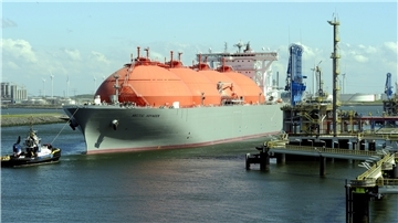 Der LNG-Frachter „Arctic Voyager“ macht auf diesem Foto im Hafen von Rotterdam fest. Etliche solcher Schiffe wird man bald wohl auch von Butjadingen aus zu sehen bekommen.