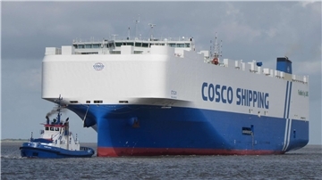 Der LNG-Frachter „Ting Jiang Kou“ der Cosco Shipping Group vor Bremerhaven – beladen mit chinesischen Elektroautos für den europäischen Markt.