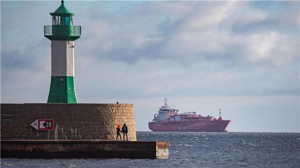 Erster Flüssigerdgas-Tanker erreicht Lubmin Der LNG-Shuttle-Tanker „Coral Favia“ liegt vor der Hafenstadt Sassnitz vor Anker. Laut dem Investor Deutsche Regas wird das dritte Schiff erst Anlaufen, wenn eine Inbetriebnahme in Aussicht steht. Dies wird erst für Anfang 2023 erwartet.