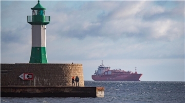 Der LNG-Shuttle-Tanker „Coral Favia“ liegt vor der Hafenstadt Sassnitz vor Anker. Laut dem Investor Deutsche Regas wird das dritte Schiff erst Anlaufen, wenn eine Inbetriebnahme in Aussicht steht. Dies wird erst für Anfang 2023 erwartet.