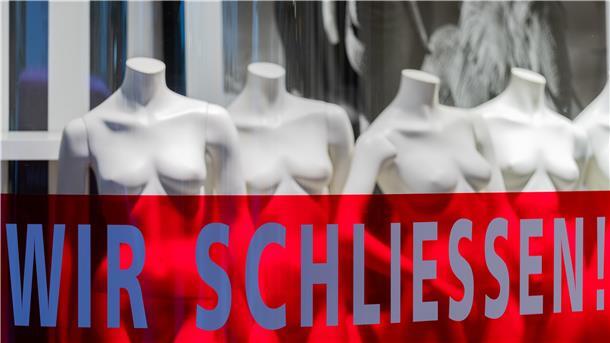 Schriftzug "Wir schließen" im Schaufenster.