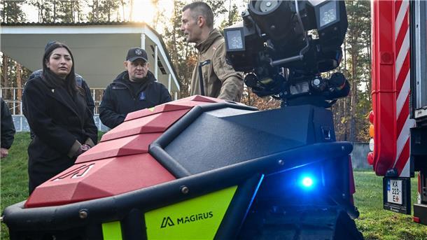 Entwicklungsministerin wirbt um Investitionen in die Ukraine Der Löschroboter wurde von einer deutschen Firma entwickelt.