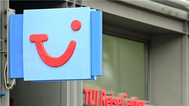 Der Logo des Reiseveranstalters TUI hängt neben der Tür zu einem TUI ReiseCenter.