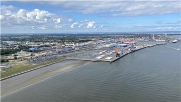 Der Lückenschluss an der Stromkaje von Cuxhaven wird durch die Zusage des Bundes nun kommen. Bald dürfte dann hier noch mehr für Windkraftanlagen umgeschlagen werden.