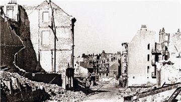 Der Luftangriff auf das damalige Wesermünde (heute Bremerhaven) zerstörte den Großteil des heutigen Stadtteils Mitte. Das Foto zeigt den Blick von der Fährstraße in die Grabenstraße.