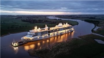 Der Luxusliner „Silver Ray“ auf der Ems vor Leer.