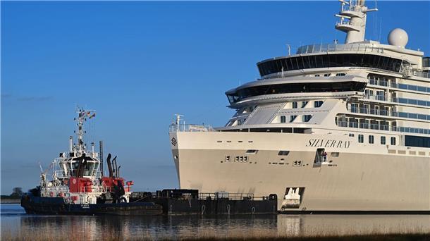 Der Luxusliner „Silver Ray“ wird von Schleppern über die Ems bewegt.