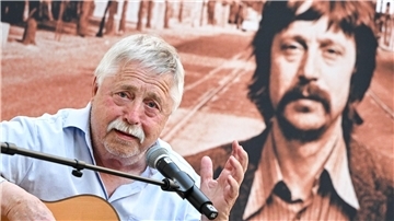 Der Lyriker und Liedermacher Wolf Biermann singt zur Eröffnung der Ausstellung „Wolf Biermann. Ein Lyriker und Liedermacher in Deutschland“ im Deutschen Historischen Museum.