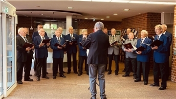 Der Männergesangverein Zeven unter der Leitung von Michael Lemke bei einem Auftritt im Foyer des Zevener Rathauses.