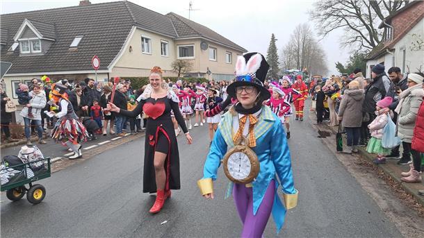 Die schönsten Fotos vom Karneval in Wehdel: Was für ein bunter Umzugstrubel Der Märzhase und die Rote Köngin von Alice im Wunderland zu Gast beim Karneval in Wehdel.